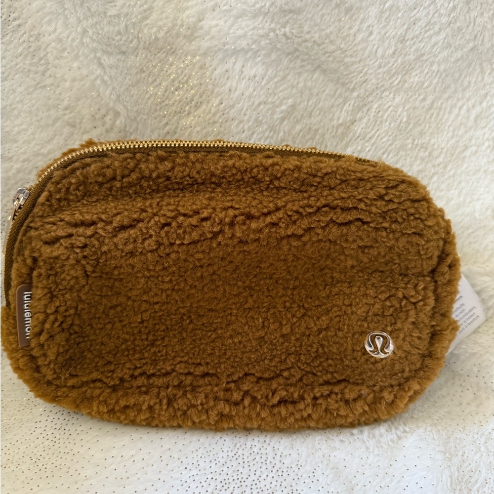 Lululemon Everywhere Fleece Belt Bag in Burnt Caramel